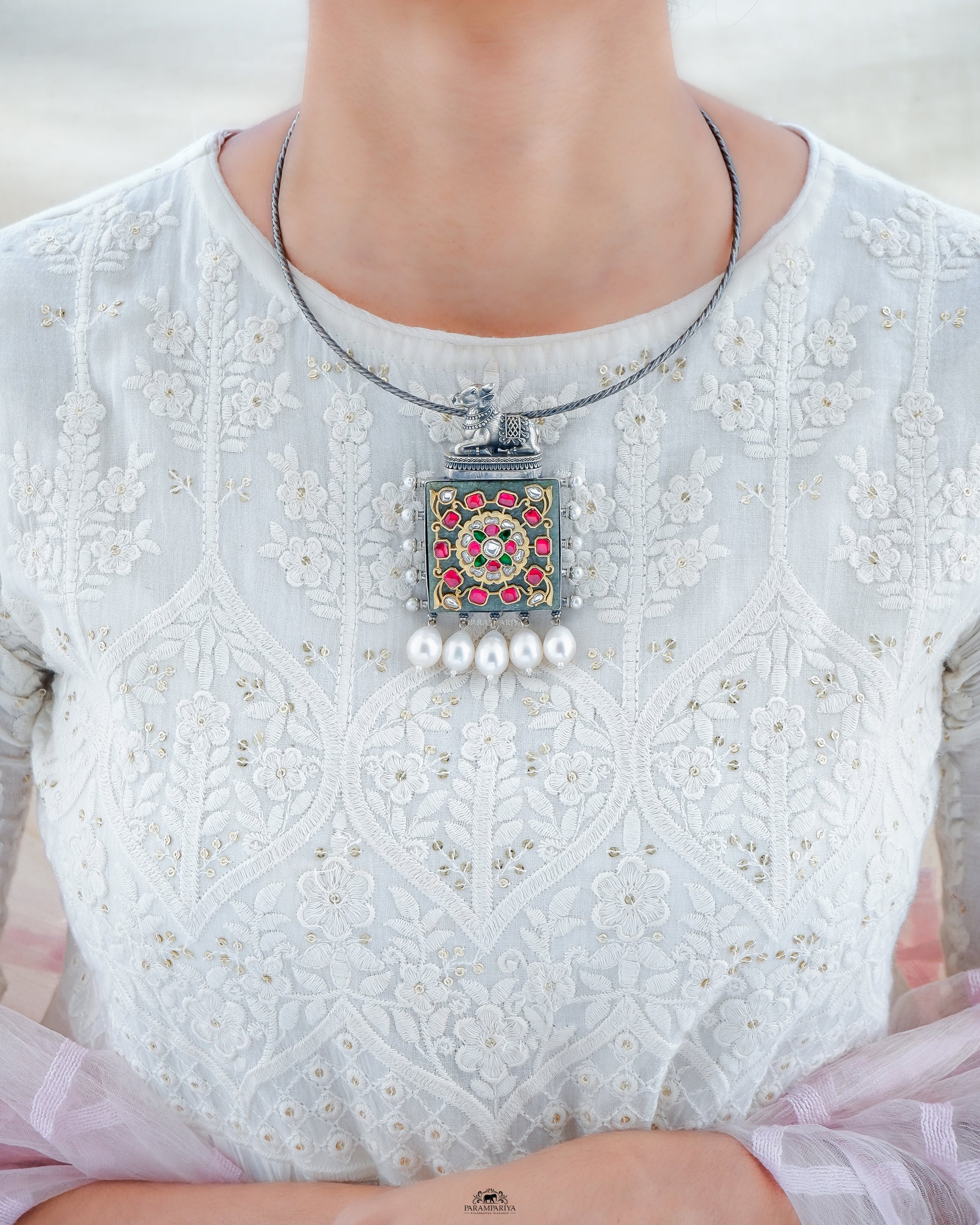 This elegant Juhi Necklace features a beautiful kundan inlay pendant. The twisted hasli finish is perfect for adding a hint of sparkle to your look.