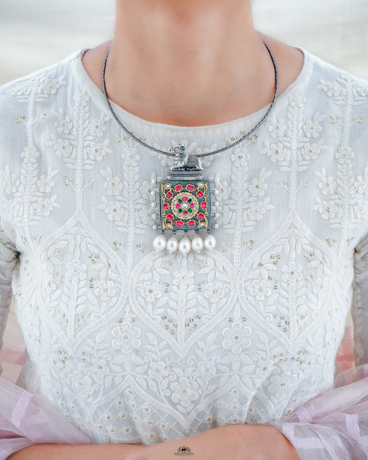 This elegant Juhi Necklace features a beautiful kundan inlay pendant. The twisted hasli finish is perfect for adding a hint of sparkle to your look.