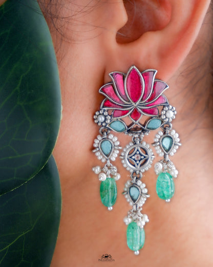 kundan Edit!!

92.5 pure silver kundan lotus earrings.