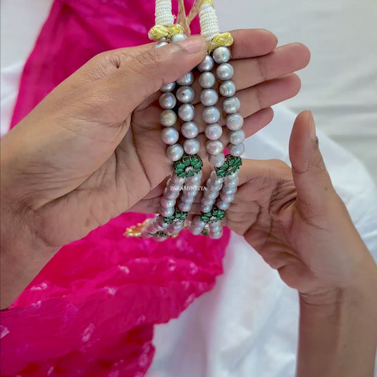 Lustrous Charm of Pearls!!
Pure silver micron gold plated kundan pendant blended with grey fresh water pearls.

#pearlnecklace #greypearls #pearls #kundanandpearls #pearlmala